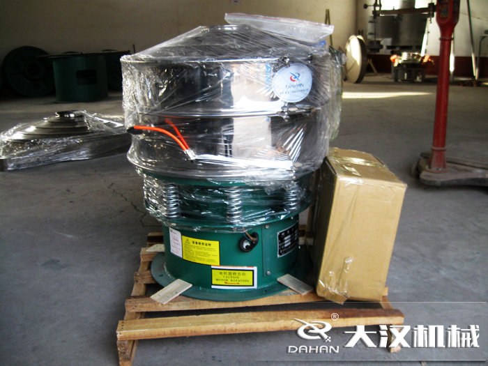 三氯蔗糖粉超聲波振動(dòng)篩采用不銹鋼+碳鋼材質(zhì)的產(chǎn)品能夠更好的節(jié)省成本，同時(shí)能夠達(dá)到想要的篩分效果。